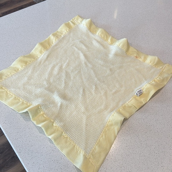 Baby Morgan Waffle Weave yellow Woven Blanket Nylon Trim USA made 18x18 - Picture 2 of 11